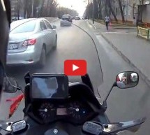 Video: Bolna lekcija za Rusa: Motorista pokazao zašto se ne pretječe s desne strane