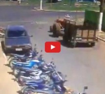 Video: Nesretnom traktordžiji pošlo po zlu sve što je moglo, dobro da je živ ostao