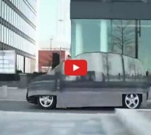 Video: Mercedes po gradu zezao ljude svojim nevidljivim automobilom
