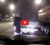 Video: Ženska prelazila cestu pa napravila glupost kakva se rijetko viđa