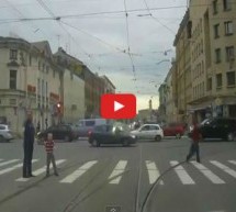 Video: Samo u Rusiji! Rus pucao da bi zaustavio vozila i prešao ulicu sa sinom!