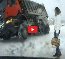 Video: Nevjerovatna reakcija Ruskinje kada se pokraj nje prevrnuo kamion