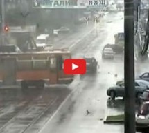 Video: Koliko je velika snaga tramvaja bez kočnica dokazuje ovaj nevjerovatni video!