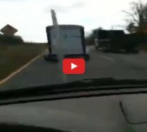Video: Igrao se mobitelom dok je vozio i umalo snimio vlastitu smrt!