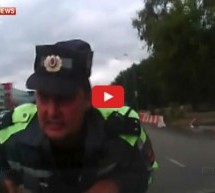 Video: Samo u Rusiji! Nestrpljivi Rus pokupio autom policajca pa ga vozio na haubi!