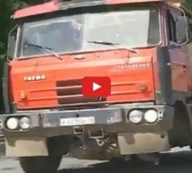 Video: Ovako to izgleda kada ruski idiot vozi ogromni kamion bez prednjeg točka