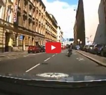 Video: Nevjerovatna potjera policije po gradu za super brzim i ludim motoristom