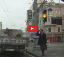 Video: Prelazak ulice u Rusiji je automatska opasnost po zdravlje i vozača i pješaka