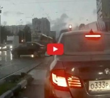 Video: Zona sumraka u Rusiji! Fantomski Mercedes se stvorio doslovno niotkud na raskrsnici