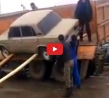 Video: Ovako to izgleda kada Rusi istovaraju Ladu sa kamiona