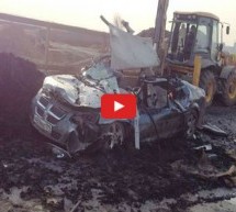 Video: Kamion propao u zemlju pa na cesti doslovno samljeo automobil
