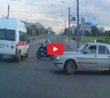 Video: Ovo se zove sreća u nesreći! Ruski motorista se zapucao u kola hitne pomoći