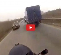 Video: Nestrpljivi motorist preticao pa “popio” kamionska vrata