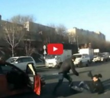 Video: Agresivni vozač napao pješaka pa popio dobre batine