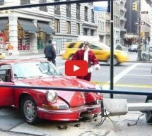 Video: Zločesti Djed Mraz se crvenim Porscheom 911 zakucao u banderu