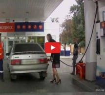 Video: Zbunjena djevojka pričala na mobitel na benzinskoj pumpi pa umalo ostala bez auta