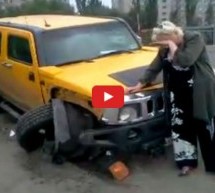 Video: Sredovječna Ruskinja doživjela nervni slom pa Hummerom udarala automobile na cesti