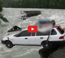 Video: Nećete vjerovati kako ovi Rusi prebacuju auto preko nabujale rijeke