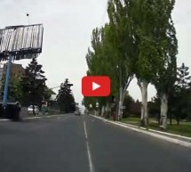 Video: Pogledajte kako Ukrainac u oklopnom transporteru po gradu ruši reklame na bilbordima