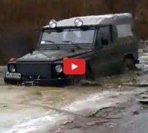 Video: Poljak u Mercedesu u ulozi ledolomca kroz ogromnu zaleđenu baru