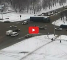 Video: Pobješnjeli kamiondžija sa šleperom izazvao paniku na raskrsnici
