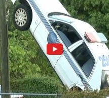 Video: Nepažljivi policajac automobilom završio na banderi