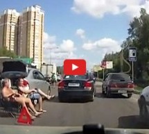 Video: Komični Rusi nakon sudara pričekali policiju kao gazde