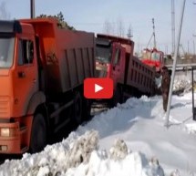 Video: Kamiondžija u ruskom kamionu Kamaz šlepao kolegu pa mu uništio njegov kineski kamion