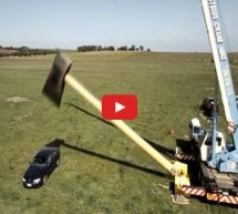 Video: Australijanac gigantskom sjekirom prepolovio prijateljev automobil na pola