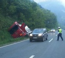 Kamiondžija jeo burek, volan kontrolirao nogama, pa sletio u jarak