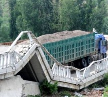 Kineski kamiondžija prevozio veliki teret pa srušio betonski most