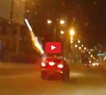 Video: Rus ispaljivao vatromet tokom vožnje pa zapalio sebi auto