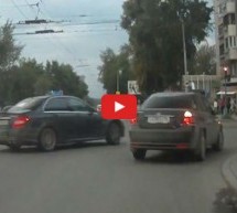 Video: Je li vozač ovog Mercedesa znalac ili običan divljak?