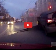 Video: Nevjerojatna snimka! Usred vožnje ulica eksplodirala i digla mu auto u zrak