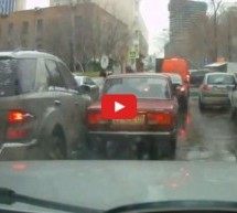 Video: Bahati vozač Mercedesa zakačio debeljucinu Ladu no onda ga je čovjek stigao…