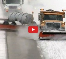 Video: Upoznajte čudovišni čistač snijega koji čisti dvije i po trake ceste