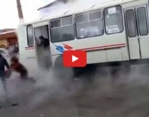 Video: Ludi ruski vozač autobusa zaustavio se kod puknute parne cijevi i “ispekao” putnike