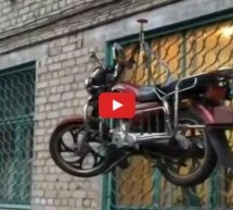 Video: Rus riješio problem krađe podizanjem motora do prozora svog stana na 3. spratu