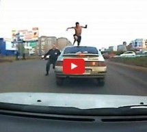Video: Rus u boksericama im skakao na haubi i krovu automobila pa dobro nadrljao