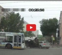 Video: Tri različite nesreće u 30 sekundi na jednom raskrižju u Rusiji