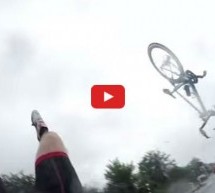 Video: Biciklistu “pokupio” automobil a ova njegova reakcija će vas zadiviti!