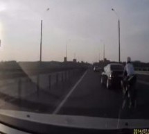 Video: Ruski motorist se u punoj brzini zapucao u automobil! Ono što se dalje dogodilo će vas raspametiti!