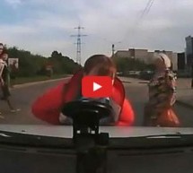 Video: Evo zbog čega Rusi stavljaju kamere u automobile!