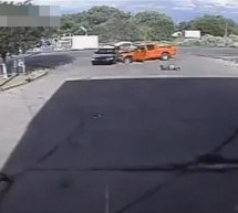 Video: Kamionetom se zakucao u policijska kola, to ga je koštalo života!