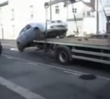 Video: Nije dopustio da mu pauk odveze auto, ali to će ga debelo koštati