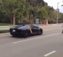 Video: Nervozni čiča na cesti kamenom pogodio Lamborghini Aventador od 400 000 eura!