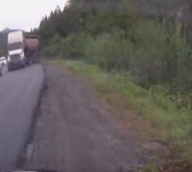 Video: Evo šta se dogodi kada ludi kamiondžija u cisterni pretiče po cesti!