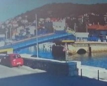 Video: Pogledajte snimak sulude vožnje Šibenčanke koja je preletjela most u Tisnom