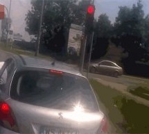 Video: Poljak na semaforu od pijanog vozača bukvalno ukrao ključeve!