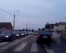 Video: Bahati vozač namjerno isprskao prolaznike